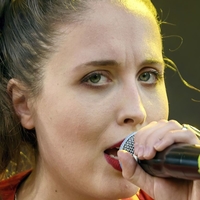 Alice Merton Desnuda