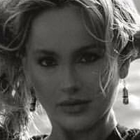 Anya Nicolodi Desnuda