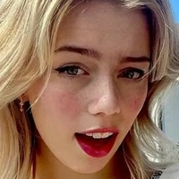 Average_clio Desnuda