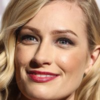 Beth Behrs Desnuda