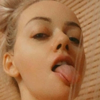 Blonde Temptress Desnuda
