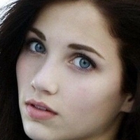 Emily Rudd Desnuda