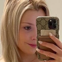 Feliz Nicole Desnuda