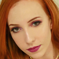 Heilige Cosplay Desnuda