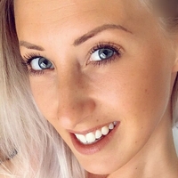 Leonie Pur Desnuda
