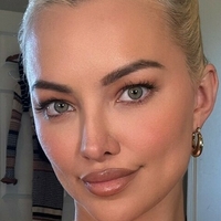 Lindsay Pelas Desnuda