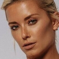 Liv Bentley Desnuda