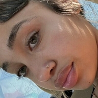 llupee.e Desnuda