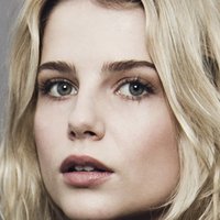 Lucy Boynton Desnuda