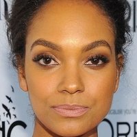Lyndie Greenwood Desnuda