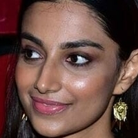 Meenakshi Chaudhary Desnuda