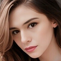 Nicole Maines Desnuda
