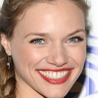 Tracy Spiridakos Desnuda